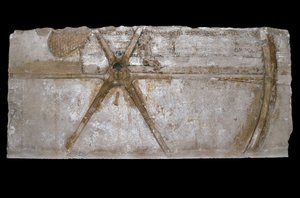 Blocco di calcare scolpito e dipinto con rappresentazione di una ruota di carro, 1353-35 a.C.