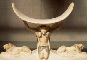 Poggiatesta in avorio scolpito sostenuto da Shu, personificazione dell