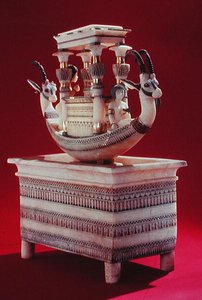 Cassa con una barca decorata con due teste di stambecco siriano e due figure femminili ritenute essere la Principessa Mutnedjmet, dalla tomba di Tutankhamon (c.1370-1352 a.C.) Nuovo Regno