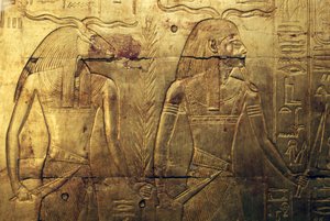 Divinità, incisione sul pannello posteriore della terza cappella funeraria coperta d