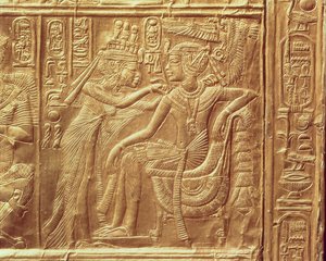 (dettaglio) dal piccolo santuario di Tutankhamon raffigurante la regina che allaccia una collana al collo del re, Nuovo Regno, c.1340 a.C.