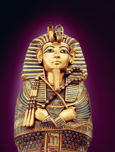Dettaglio della vista frontale di uno dei sarcofagi canopici, dalla tomba di Tutankhamon, Nuovo Regno (oro battuto intarsiato con vetro colorato e corniola)