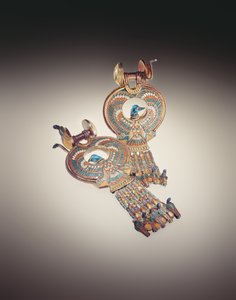 Orecchini con uccelli ibridi con ali di falchi e teste di anatre, dalla Tomba di Tutankhamon