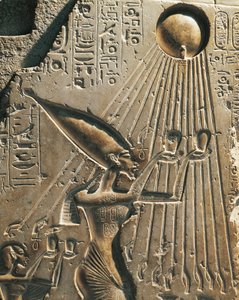 Egitto, Tell el-Amarna, Bassorilievo che raffigura Amenhotep IV (Faraone Akhenaton, circa 1360-1342) mentre adora il disco solare, XVIII dinastia, Nuovo Regno
