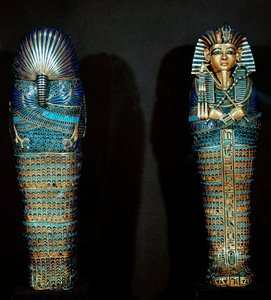 Antichità egizia: sarcofago in oro cesellato usato per contenere le viscere del defunto. Dal tesoro di Tutankhamon (1345-1327 a.C.) XVIII dinastia. Trovato nella Valle dei Re, Tebe. 1342 a.C. Il Cairo, Museo Egizio da Egyptian 18th Dynasty