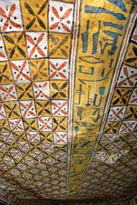 Antichità egiziana: soffitto decorato con motivi geometrici, Tomba di Roy (TT255). XVIII dinastia. Dalla riva occidentale di Luxor, Egitto