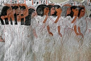 Antichità egizia: processione di piangenti. Dipinto della Tomba di Roy (TT255). XVIII dinastia. Dalla riva occidentale di Luxor, Egitto da Egyptian 18th Dynasty