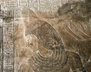 Antichità egiziana: rilievo dalla tomba di Kha em Het (Khaemhat) ispettore degli attici e scriba alla corte di Amenophis III (TT57) che raffigura un personaggio con un cono. XVIII dinastia. 1530-1290 a.C. Valle dei Nobili. Luxor, Riva Ovest, Egitto da Egyptian 18th Dynasty