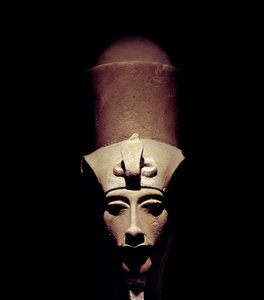 Antichità egizia: statua di Amenofi IV (Akhenaton) con la doppia corona. 1301 a.C. XVIII dinastia. Dettaglio della scultura. Dal Tempio di Amon Ra a Tebe. Museo di Luxor, Egitto da Egyptian 18th Dynasty