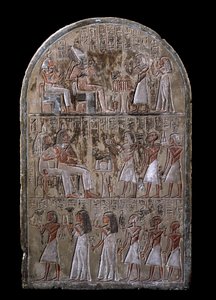Antichità egizia: stele della coppia Maia, i defunti offrono doni agli dei. XVIII dinastia. Dalla Cappella di Maia, Deir el-Medina, Nuovo Impero. Torino, Museo Egizio da Egyptian 18th Dynasty