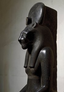 Antichità egizia: la dea leonessa Sekhmet coronata con il disco solare. Statua in granito nero. 1540-1295 a.C. Torino, Museo Egizio da Egyptian 18th Dynasty