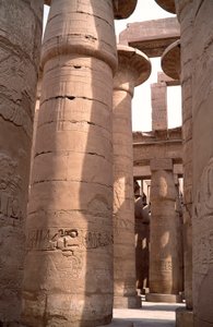 Antichità egizia: vista delle colonne della sala ipostila del Tempio di Amon. Sito di Karnak a Luxor, Egitto da Egyptian 18th Dynasty
