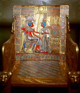 Antichità egizia: un trono in legno dorato e dipinto di Tutankhamon facente parte del tesoro del faraone. Rappresentazione della regina Ankhesenpaaton che massaggia con olio la spalla del fratello e marito Tutankhamon sotto il da Egyptian 18th Dynasty