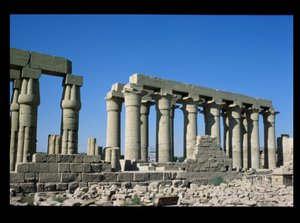 Vista esterna da sud del colonnato di Amenofi III (1403-1365 a.C.) Nuovo Regno