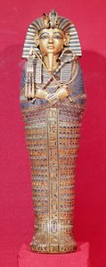 Vista frontale di uno dei sarcofagi canopici, dalla tomba di Tutankhamon (c.1370-1352 a.C.) Nuovo Regno