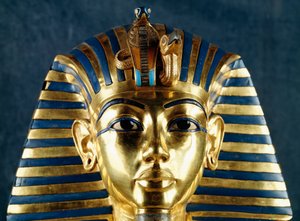 Maschera funeraria di Tutankhamon, oro battuto, ceramica e pietre semipreziose, dalla tomba del faraone, Tebe, Egitto, (dettaglio), Arte orafa, Civiltà egizia, Nuovo Regno, XVIII dinastia