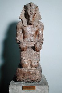 Statua inginocchiata di Amenhotep II (1427-1392 a.C.) con offerte di vino, da Tebe, Nuovo Regno (c.1450-1425 a.C.)