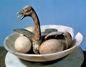 Coperchio di un vaso di alabastro decorato con un uccello in un nido contenente uova, dalla tomba di Tutankhamon (c.1370-52 a.C.) Nuovo Regno (legno dipinto e stuccato)