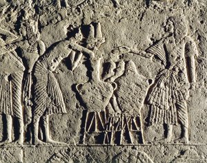 Vita in un campo militare: lavoratori impiegati nel controllo delle bevande (vino e birra), rilievo dalla tomba di Horemheb a Saqqara (dettaglio) da Egyptian 18th Dynasty
