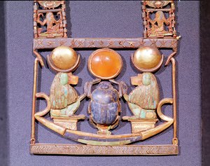 Collana del Sole Nascente, dalla tomba di Tutankhamon (c.1370-52 a.C.) Nuovo Regno (oro intarsiato con pietre semipreziose) (dettaglio)