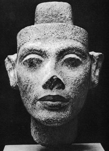 Nefertiti, regina consorte di Akhenaton (Akhenaten) il faraone eretico. XIV secolo a.C. (scultura in busto di granito scuro)
