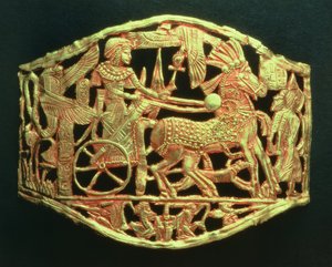 Placca traforata o fibbia che mostra il ritorno trionfale del re con prigionieri, dalla tomba di Tutankhamon (c.1370-52 a.C.) Nuovo Regno