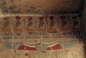 Muro dipinto con disco solare, ureo e avvoltoio dell