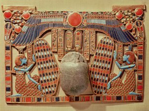 Pettorale decorato con lo scarabeo alato protetto da Iside e Nefti, dalla tomba di Tutankhamon (c.1370-52 a.C.) Nuovo Regno (oro cloisonné e pasta di vetro)