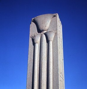 Pilastro decorato con piante di loto stilizzate, dal complesso del Grande Tempio di Amon, Nuovo Regno