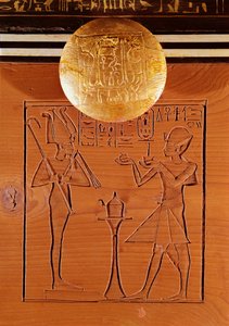 Scrigno portatile, dettaglio di Tutankhamon che fa un