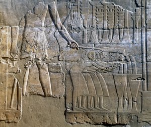 Sacerdote che supervisiona il lavoro delle donne, rilievo murale, colonnato del Tempio di Amon (Patrimonio dell