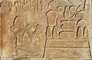La regina Hatshepsut (c.1503-1482 a.C.) inginocchiata davanti a una tavola di offerte, Tempio di Amon, Nuovo Regno