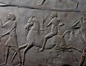 Corsa a staffetta a cavallo, dettaglio del rilievo murale che raffigura il campo militare dei soldati, calcare, dalla Tomba Memphite di Horemheb a Saqqara, Civiltà Egizia, Nuovo Regno, XVIII dinastia