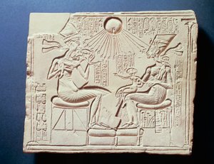 Rilievo raffigurante il re Amenhotep IV (Akhenaton), sua moglie Nefertiti e i loro figli sotto i raggi del dio sole Aton
