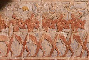 Rilievo che raffigura una parata in onore della dea Hathor dal Tempio Mortuario di Hatshepsut