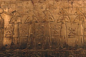 Rilievo su cassa di legno dorata, Tesoro di Tutankhamon da Egyptian 18th Dynasty