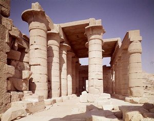 Colonne con fusti di papiro e capitelli a loto nella Grande Sala Ipostila, Nuovo Regno