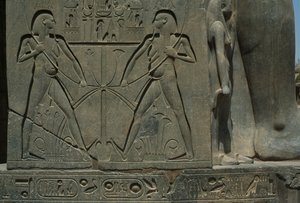 Dettaglio di un rilievo che raffigura due uomini da Egyptian 19th Dynasty