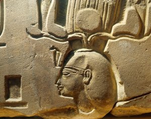 Egitto, Luxor, Antica Tebe, Valle di Assasif, frammento di rilievo che raffigura Ramses II e cartigli da Egyptian 19th Dynasty