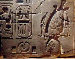 Egitto, Luxor, Antica Tebe, Valle di Assasif, frammento di rilievo raffigurante Ramses II e cartigli da Egyptian 19th Dynasty