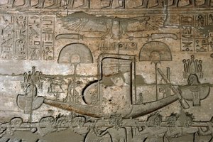 Antichità egiziane: rilievi che rappresentano la processione della barca sacra, Tempio commemorativo dedicato al faraone Ramses II (1279-1213 a.C.), sito di Ramasseum a Luxor, Egitto