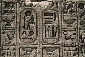 Antichità egiziana: rilievo del Tempio di Ramses II. 1271-1256 a.C., Abu Simbel, Aswan, Egitto