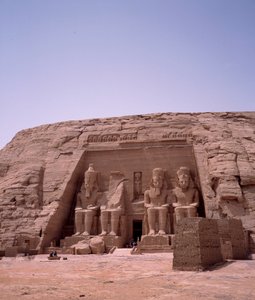 Antichità egizia: Colosso del Tempio di Ramses II. 1271-1256 a.C. Abu Simbel, Assuan, Egitto da Egyptian 19th Dynasty