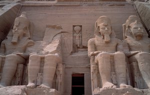 Antichità egizia: Colosso del Tempio di Ramses II. 1271-1256 a.C. Abu Simbel, Aswan, Egitto da Egyptian 19th Dynasty