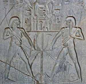 Antichità egizia: dettaglio della base della statua del faraone Ramses II (1292-1186 a.C.) che rappresenta l