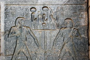 Antichità egizia: dettaglio della base della statua del faraone Ramses II (1292-1186 a.C.) che rappresenta l