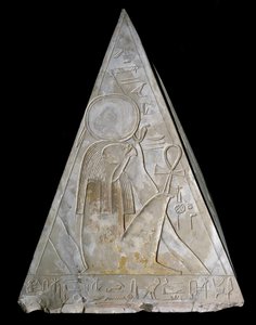 Antichità egiziana: punta della piramide della cappella di Ramose decorata con la rappresentazione di Re-Atum, divinità del sole al tramonto. XIX dinastia (1295-1190 a.C.) Deir el-Medina. Dim. h. 70 cm. Torino, Museo Egizio da Egyptian 19th Dynasty