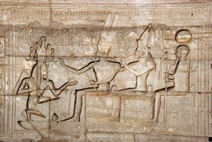 Antichità egiziane: rilievo che raffigura il faraone Ramses II davanti alle divinità della triade tebana, Amon, Mut e Khonsu; Tempio funerario dedicato al faraone Ramses II (1279-1213 a.C.), sito di Ramasseum a Luxor, Egitto da Egyptian 19th Dynasty