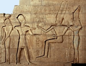 Antichità egizia: rilievo che raffigura il faraone Ramses II davanti a due delle divinità della triade tebana, Amon e Mut; Tempio funerario dedicato al faraone Ramses II (1279-1213 a.C.), sito del Ramesseum a Luxor, Egitto da Egyptian 19th Dynasty