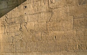 Antichità egizia: vista dei rilievi che celebrano le imprese di Ramses II durante la Battaglia di Qadesh nel 1274 a.C., Tempio commemorativo dedicato al faraone Ramses II (1279-1213 a.C.), sito del Ramesseum a Luxor, Egitto da Egyptian 19th Dynasty